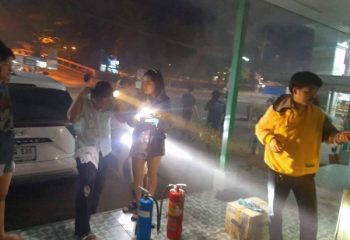 2 ฮีโร่พนักงานเซเว่นฯ รุดช่วยคนที่ติดอยู่ในกองเพลิงร้านขายยา ย่านคลอง 11 ปทุมธานี และดับไฟจนปลอดภัย