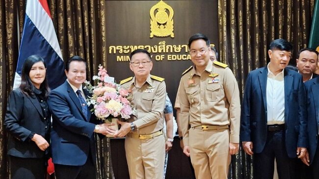 ประธานมูลนิธิครอบครัวพอเพียง ร่วมแสดงความยินดีกับรัฐมนตรีว่าการกระทรวงศึกษาธิการ