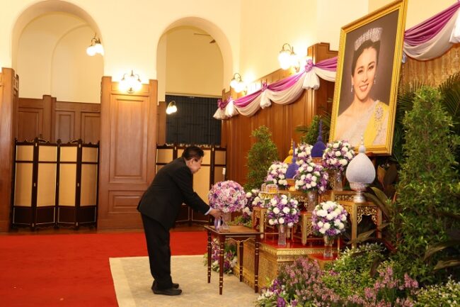 มูลนิธิป่อเต็กตึ๊ง ทูลเกล้าฯ ถวายแจกันดอกไม้และลงนามถวายพระพรชัยมงคล สมเด็จพระนางเจ้าฯ พระบรมราชินี