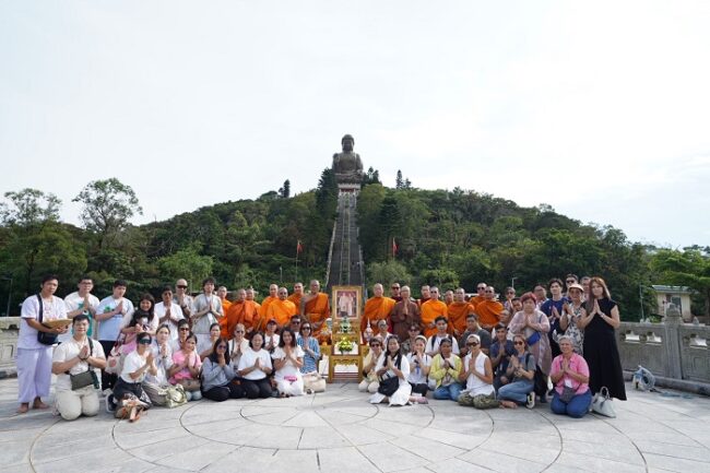 สมัชชาสงฆ์ไทยฮ่องกง นำคณะสงฆ์ ร่วมชาวไทยในฮ่องกง สวดมนต์ถวาย ในหลวง-ราชินี หน้าหลวงพ่อพระใหญ่นองปิง