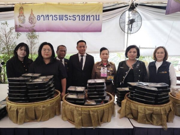 สมาคมช่างภาพผู้สื่อข่าวโทรทัศน์ฯ ร่วมกับ เซเลท แบงค็อก จัดอาหารบริการประชาชน ร่วมพิธีถวายอาลัย “พระองค์ภา”