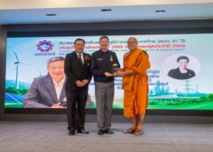 ‘หลวงพี่น้ำฝน’ รับโล่เกียรติคุณ “ผู้บำเพ็ญประโยชน์ดีเด่น” สาธารณสุข ครบรอบ 61 ปี สภท.