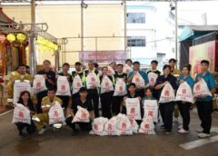 มูลนิธิป่อเต็กตึ๊ง รวมพลังจัดถุงยังชีพ ช่วยผู้ประสบภัยน้ำท่วม