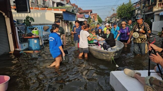 “ปวีณา” ลุยน้ำท่วม แจกข้าวกล่อง-น้ำดื่มบรรเทาทุกข์ชาวลำลูกกา-สายไหม