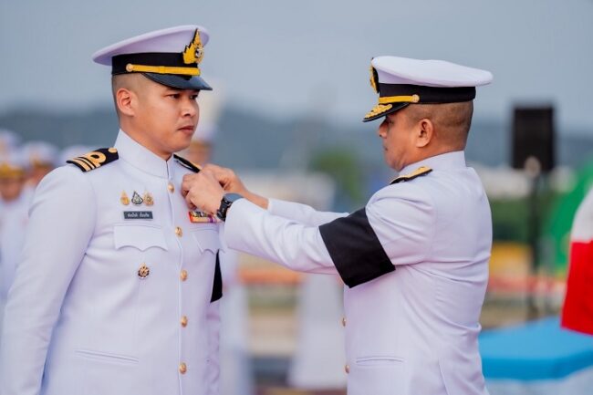 ผบ.ทร. ประดับเข็มเครื่องหมายผู้บังคับการเรือ